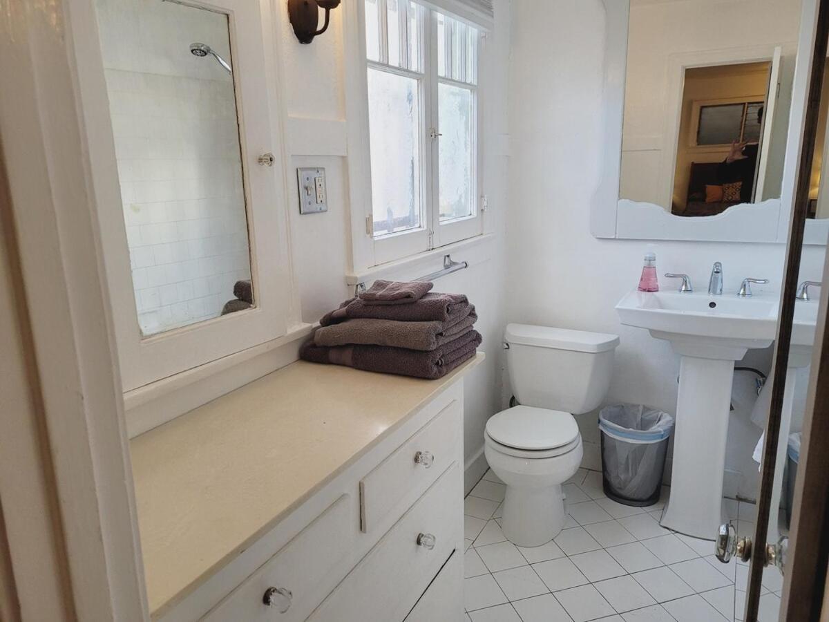 Spacious In Hollywood! Apartment